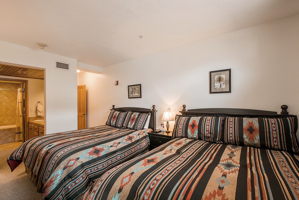 객실 (Standard 2-bedroom condominium with spa)