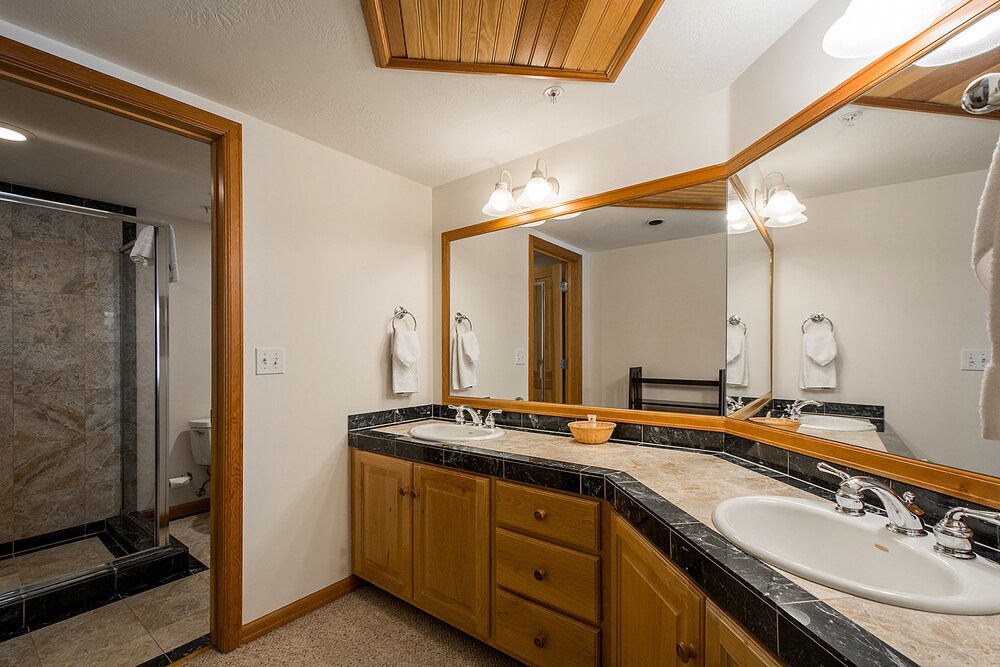 욕실 (Standard 2-bedroom condominium with spa)