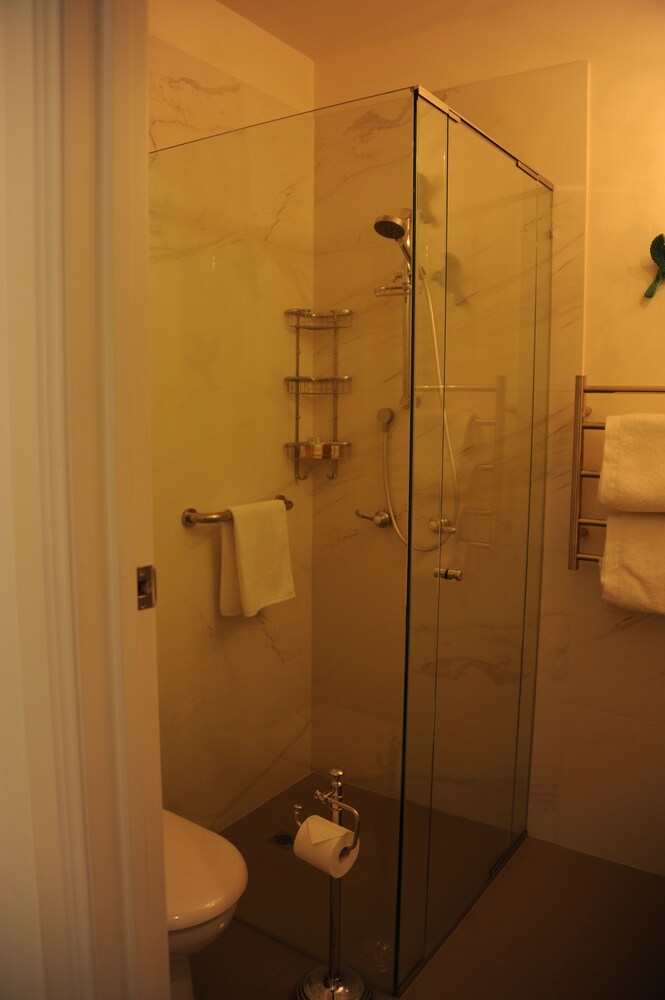 Deluxe Apartment, 2 Bedrooms, Courtyard View, Courtyard Area - Bathroom