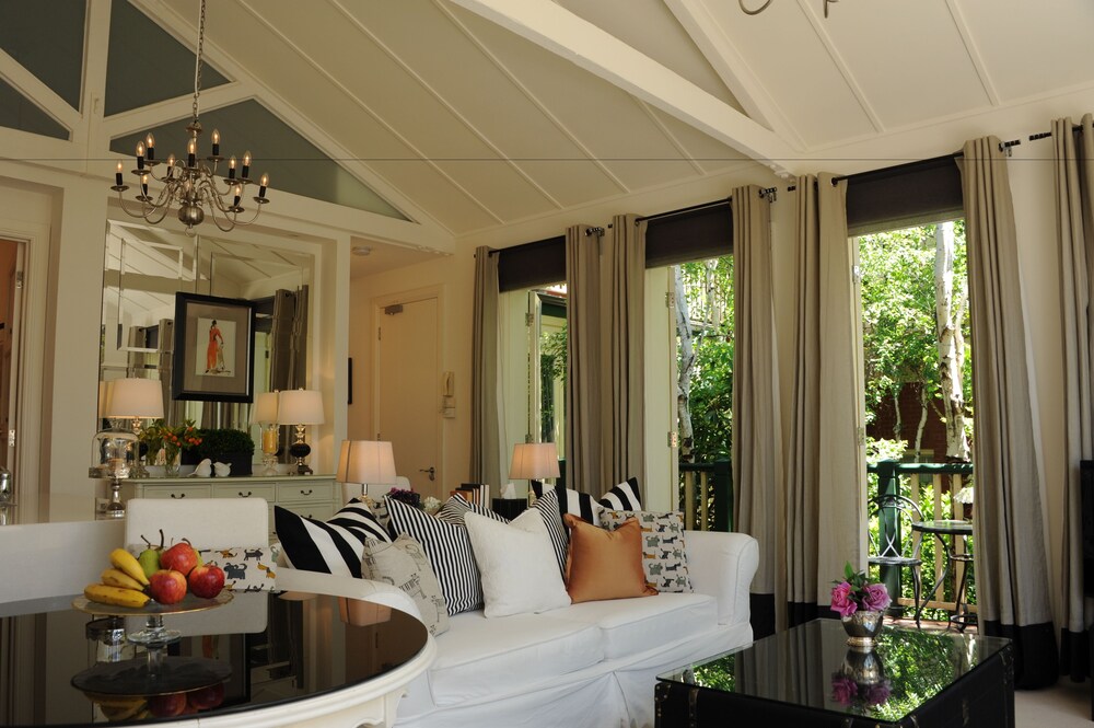 Deluxe Apartment, 2 Bedrooms, Courtyard View, Courtyard Area - Living Area
