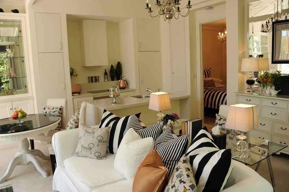 Deluxe Apartment, 2 Bedrooms, Courtyard View, Courtyard Area - In-Room Kitchen