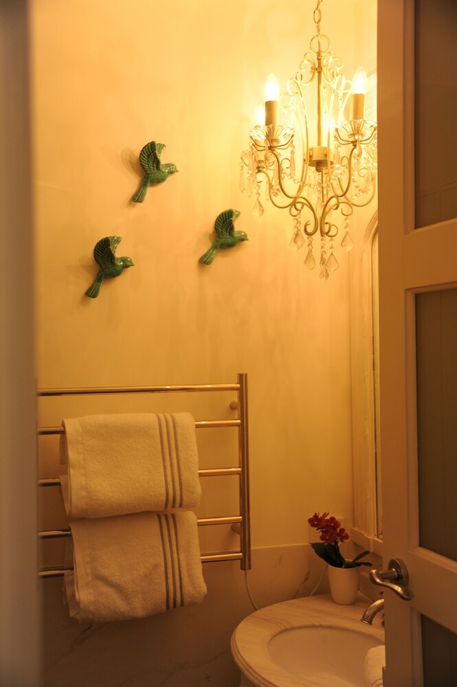 Deluxe Apartment, 2 Bedrooms, Courtyard View, Courtyard Area - Bathroom