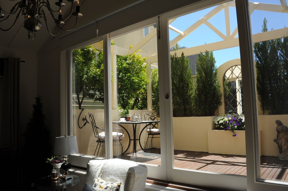 Deluxe Apartment, 2 Bedrooms, Courtyard View, Courtyard Area - Guestroom View
