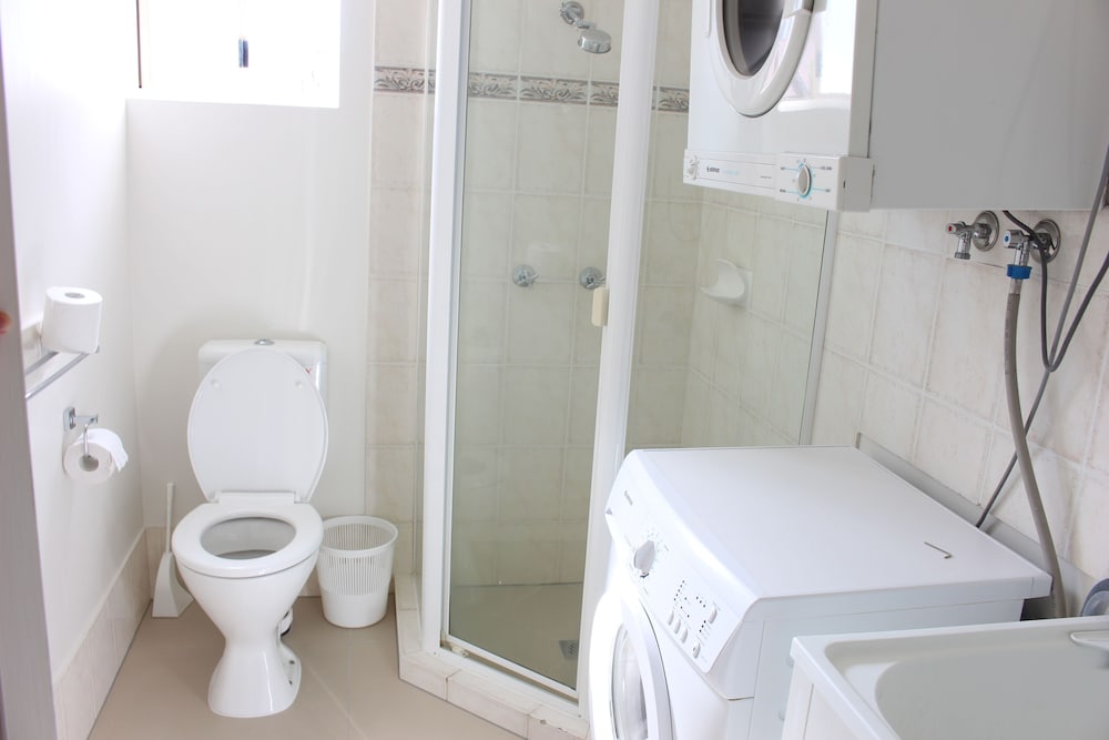 Budget Apartment, 2 Bedroom with Riverview
