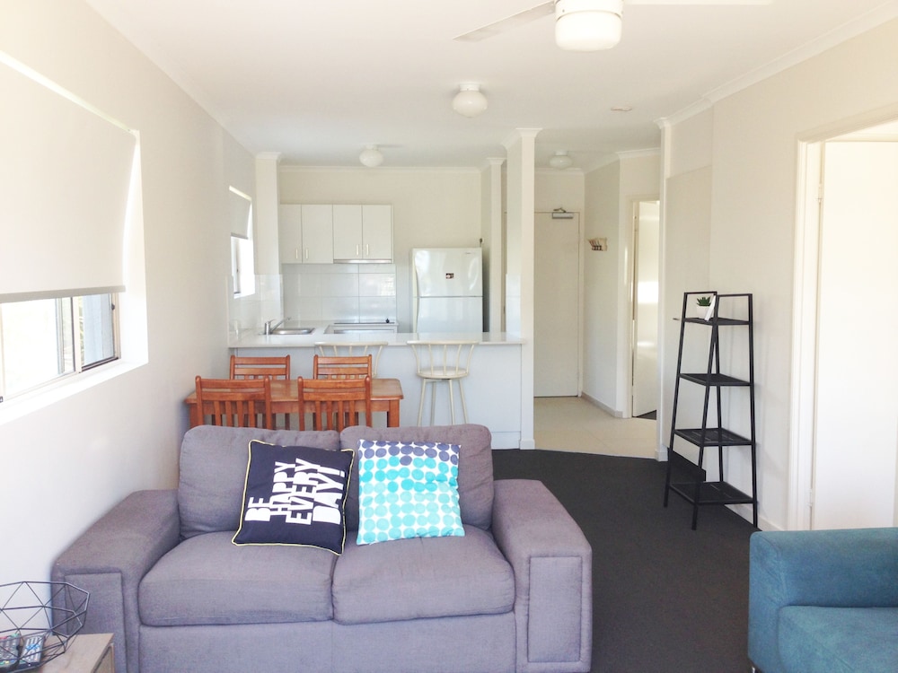 Budget Apartment, 2 Bedroom with Riverview