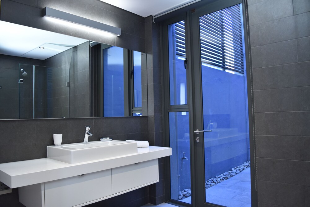 Exclusive Cottage, 2 Bedrooms, Terrace, City View (77 Loader Street 2 night minimum stay) - Bathroom
