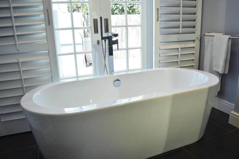 Exclusive Cottage, 3 Bedrooms, Mountain View (10 Loader Street 2 night minimum stay) - Deep Soaking Bathtub