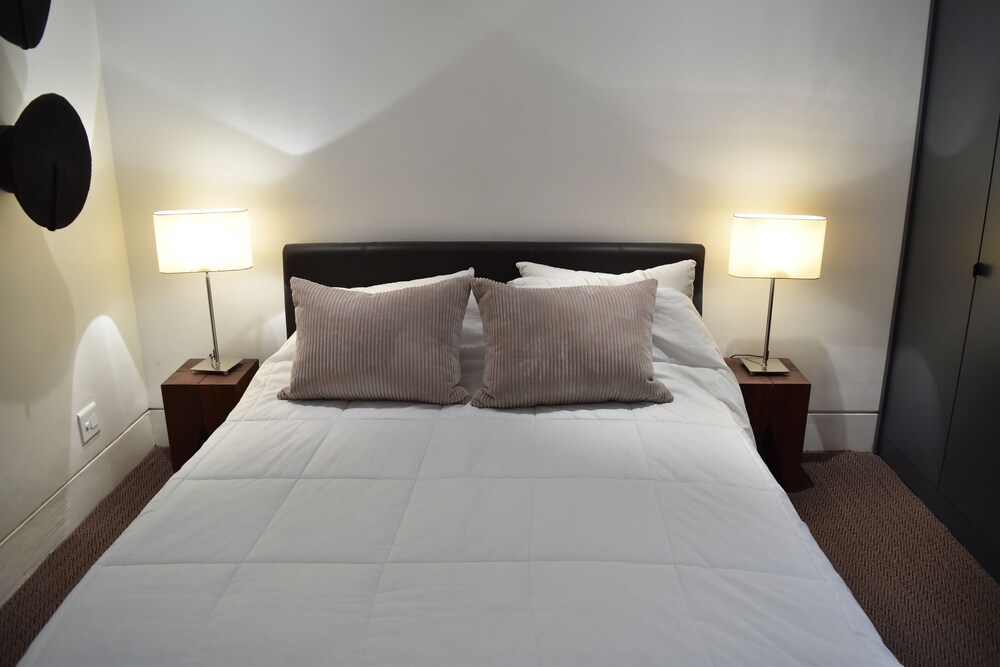 Exclusive Apartment, 1 Bedroom (Vos Lane 2 night minimum stay) - Guestroom