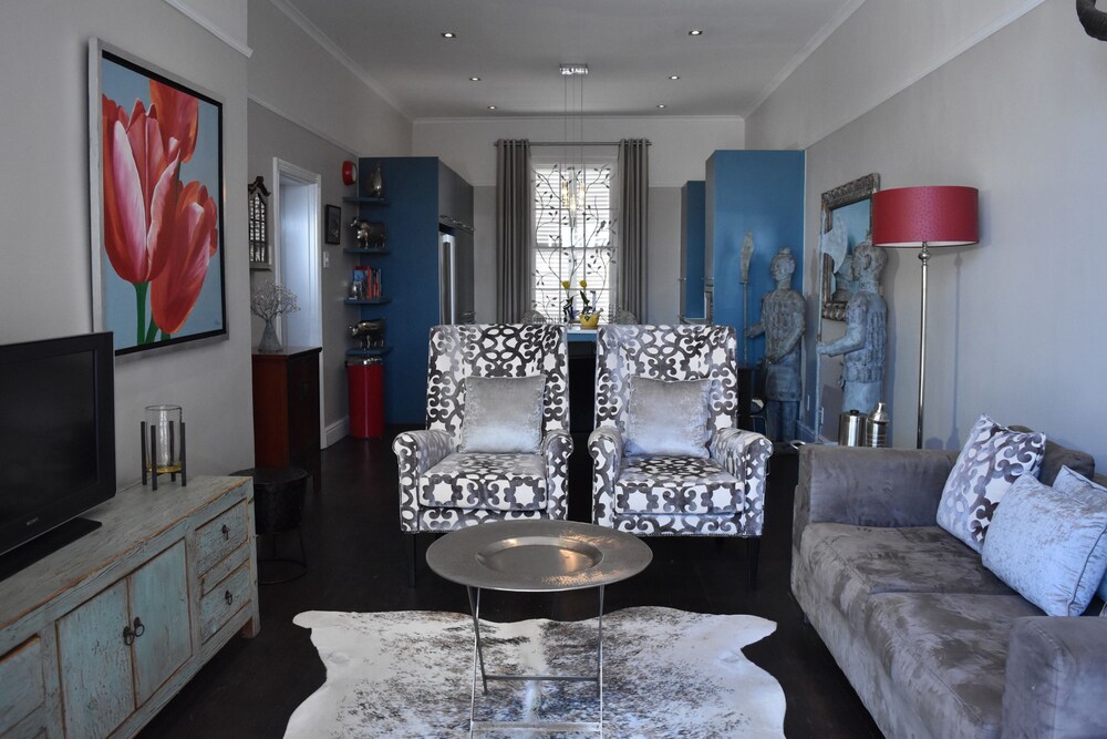 Exclusive Cottage, 3 Bedrooms, Mountain View (10 Loader Street 2 night minimum stay) - Living Area