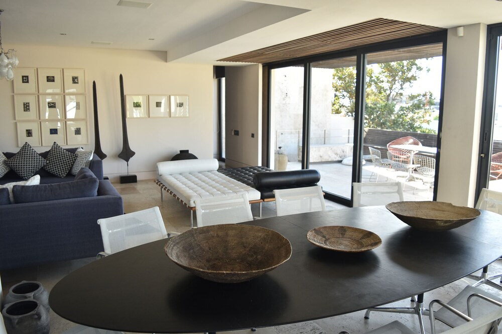 Exclusive Cottage, 4 Bedrooms, Mountain View (2 Loader Street 2 night minimum stay) - Living Area