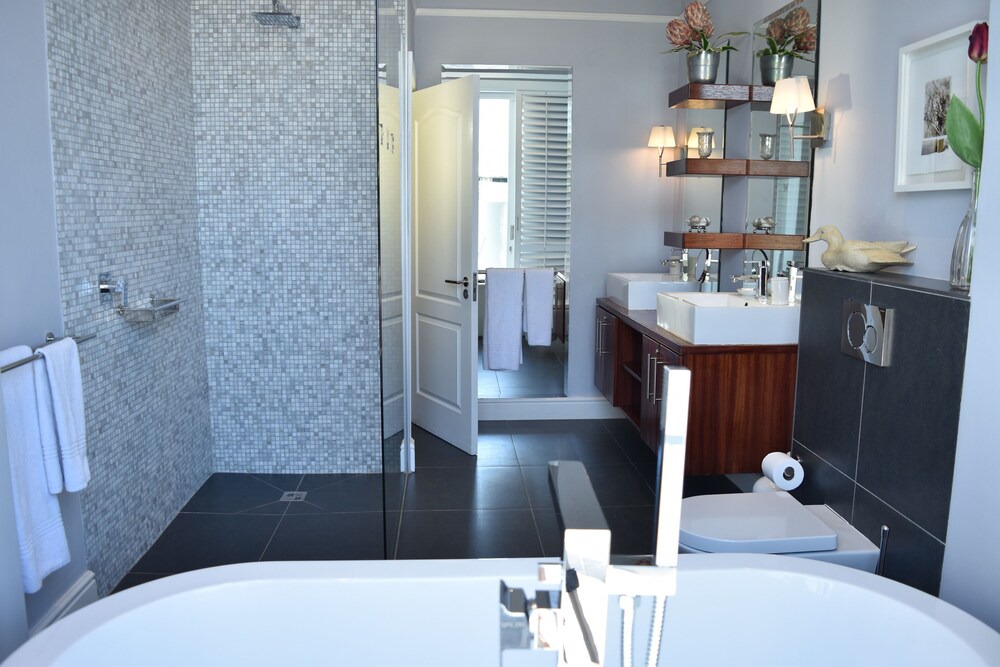 Exclusive Cottage, 3 Bedrooms, Mountain View (10 Loader Street 2 night minimum stay) - Bathroom