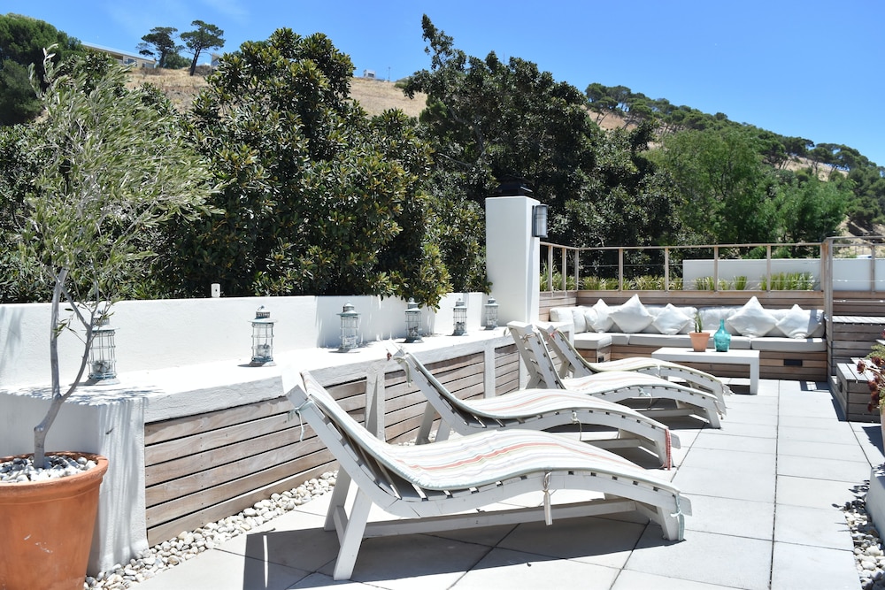Exclusive Cottage, 5 Bedrooms, Mountain View (39 Dixon Street 2 night minimum stay) - Sundeck