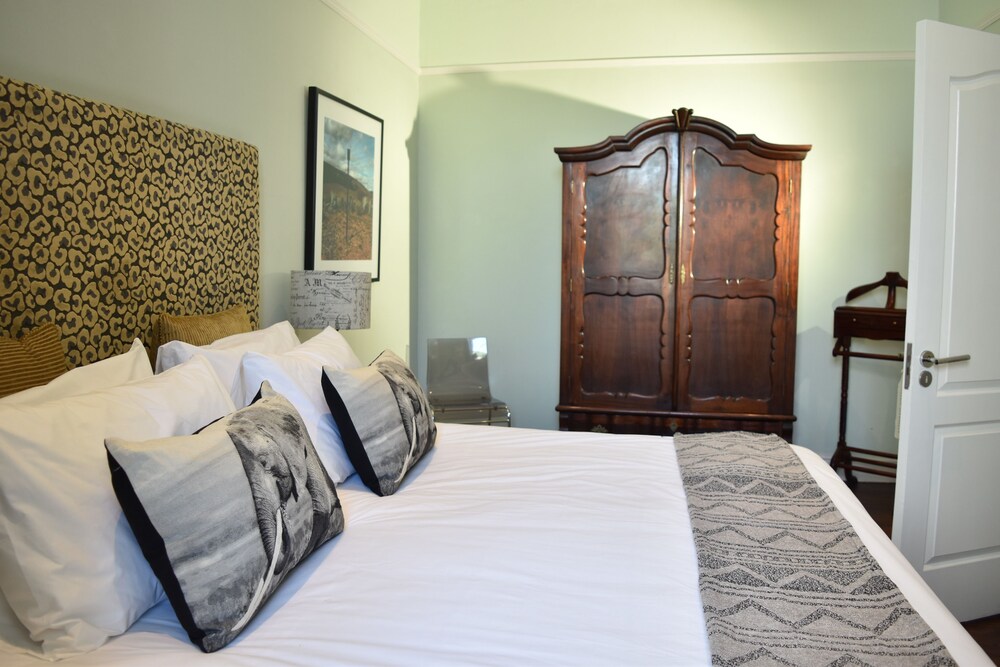 Exclusive Cottage, 3 Bedrooms, Mountain View (10 Loader Street 2 night minimum stay) - Guestroom