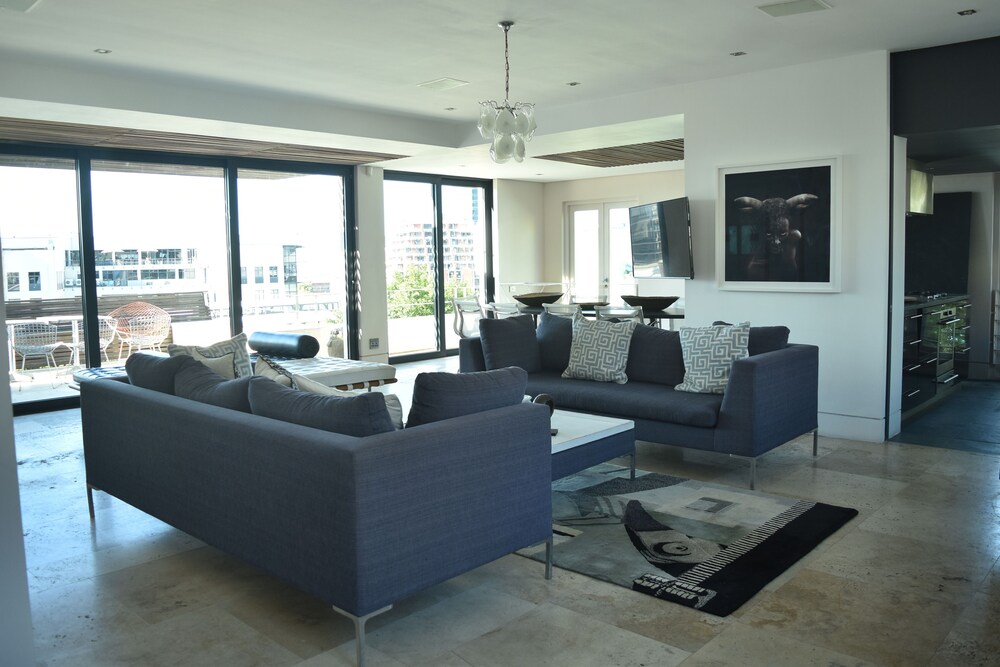 Exclusive Cottage, 4 Bedrooms, Mountain View (2 Loader Street 2 night minimum stay) - Lobby Sitting Area