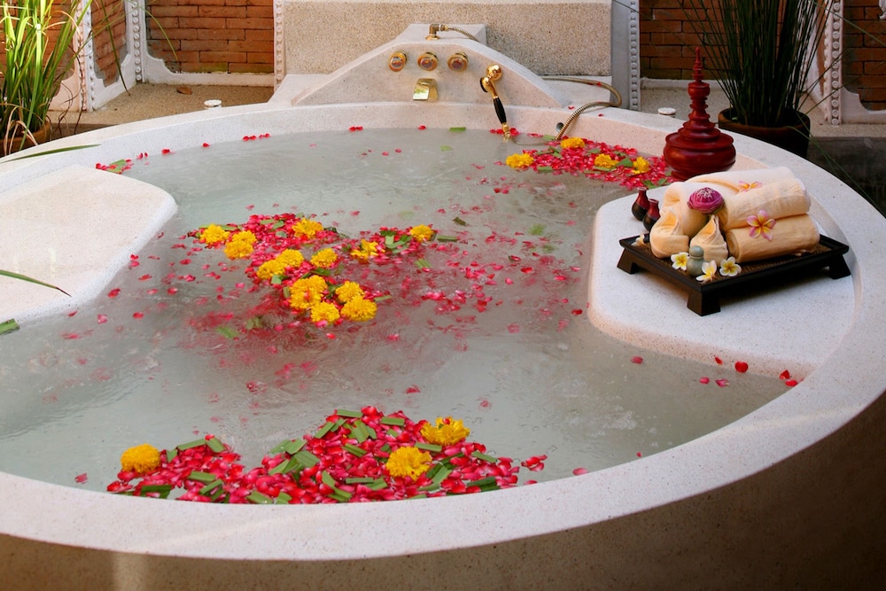 Deep Soaking Bathtub
