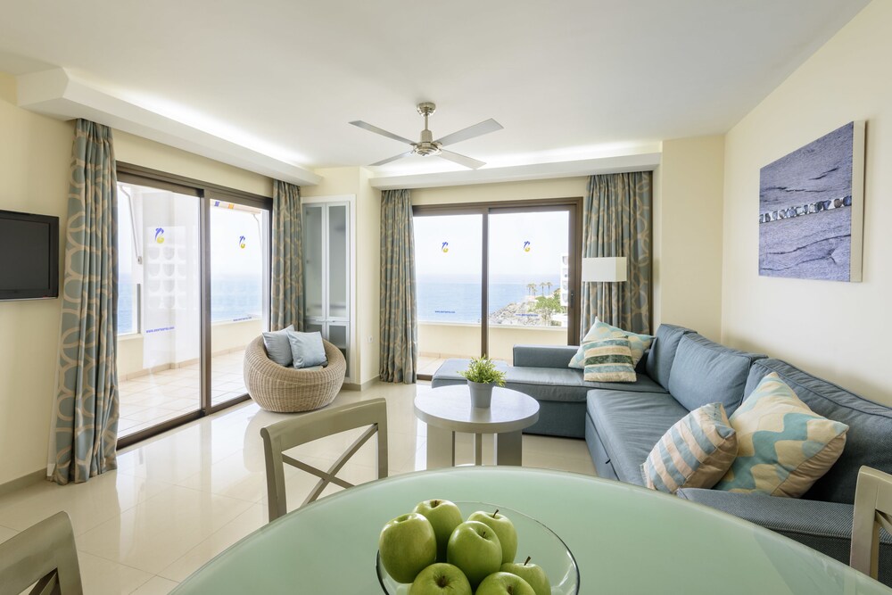 Apartment, 2 Bedrooms - Living Room