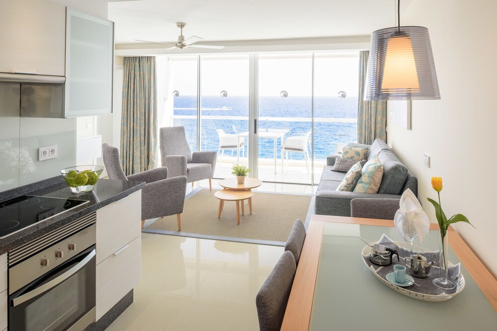 Deluxe Suite, 1 Bedroom, Ocean View - Living Room