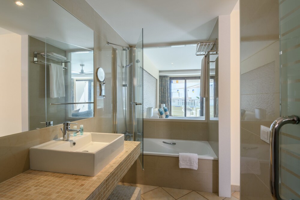 Studio - Bathroom