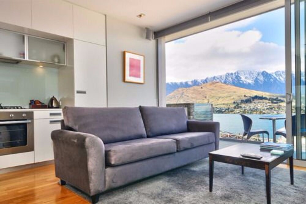 Lake View Swiss-SuperSuite One Bedroom - Living Area