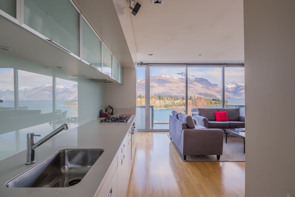 Lake View Swiss-SuperSuite Two Bedroom - In-Room Kitchen