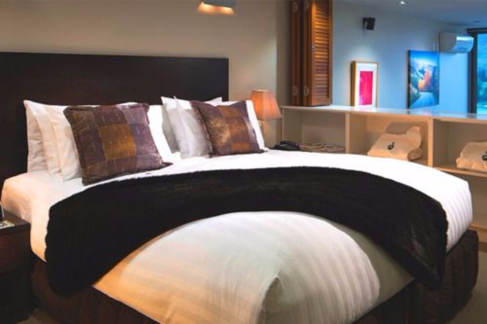 Lake View Swiss-SuperSuite One Bedroom - Guestroom