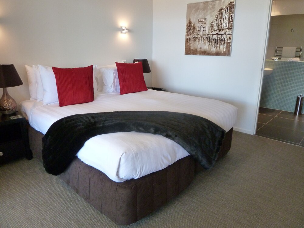 Alpine Two Bedroom Suite - Guestroom