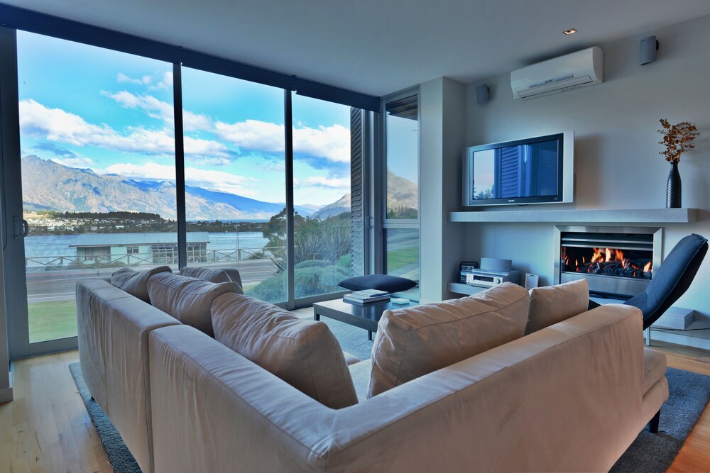 Luxury Apartment, 1 Bedroom, Lake View - Living Area