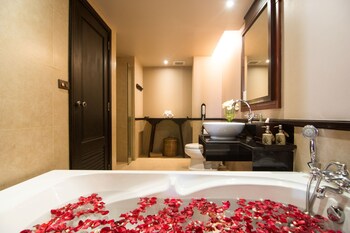 Deep Soaking Bathtub