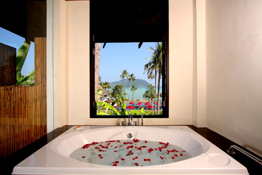 Deep Soaking Bathtub