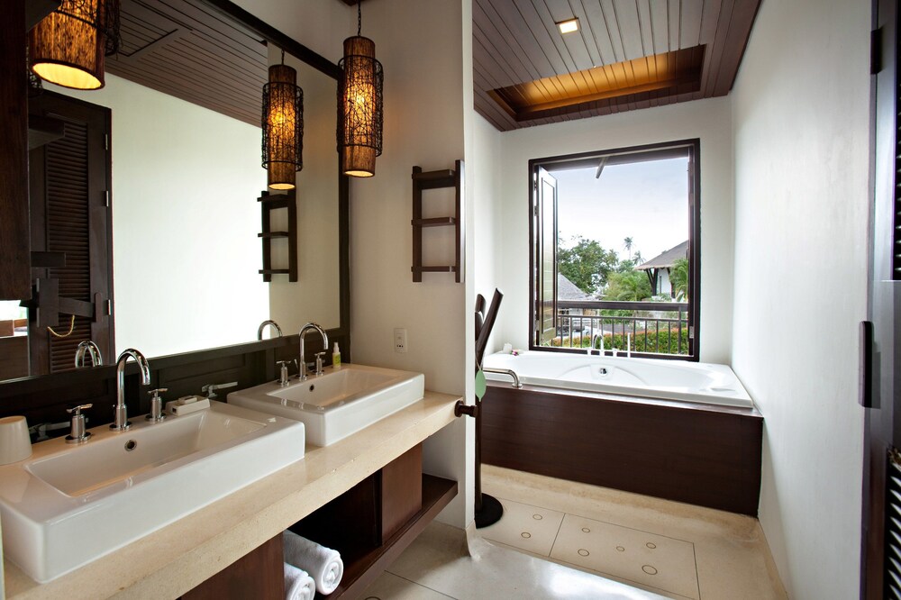 Deep Soaking Bathtub