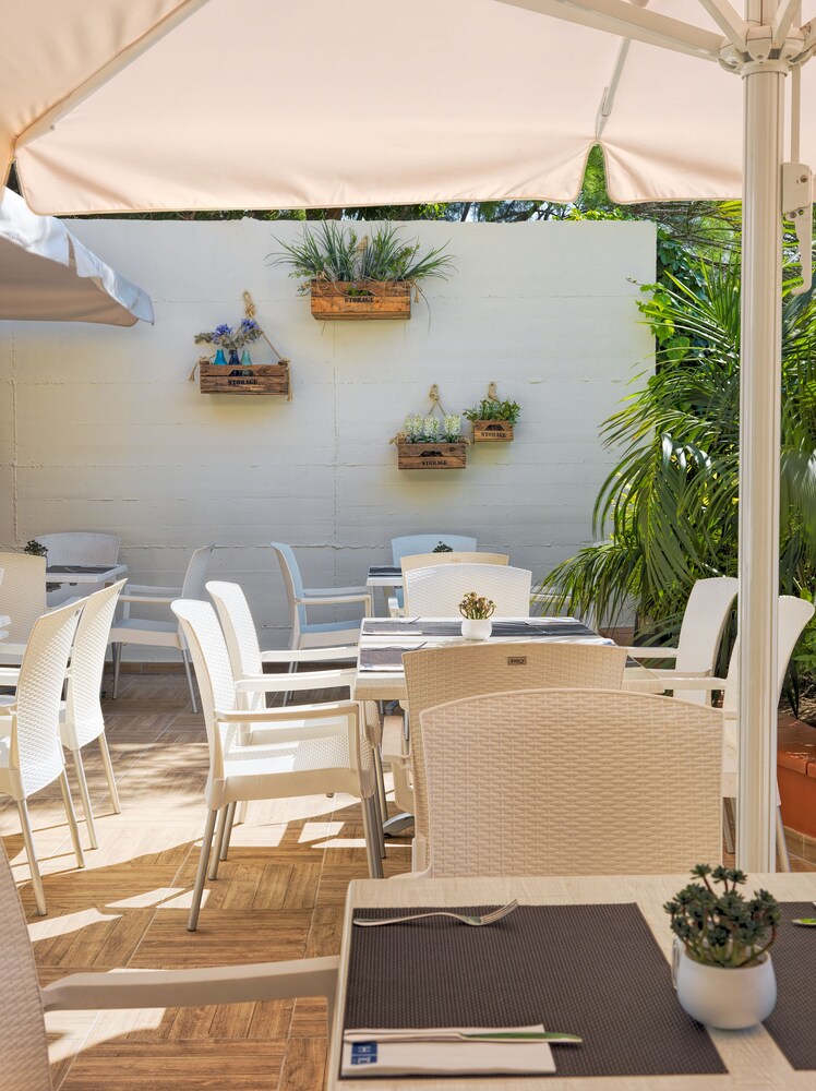 Poolside Bar