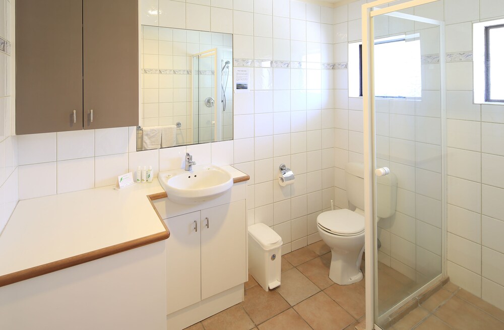 Studio, Courtyard Area - Bathroom