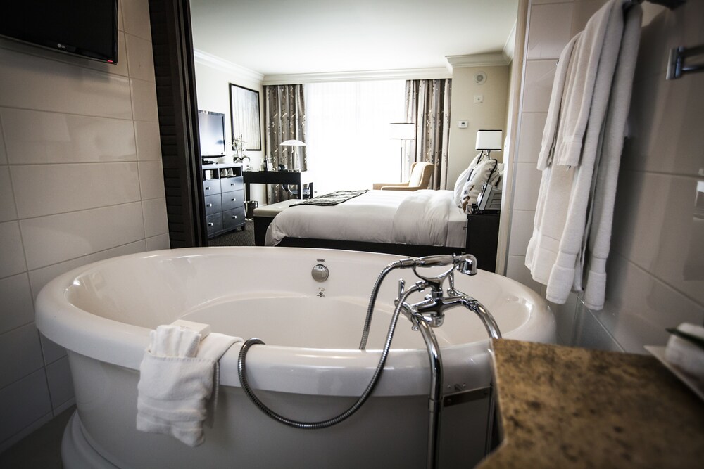 Deep Soaking Bathtub