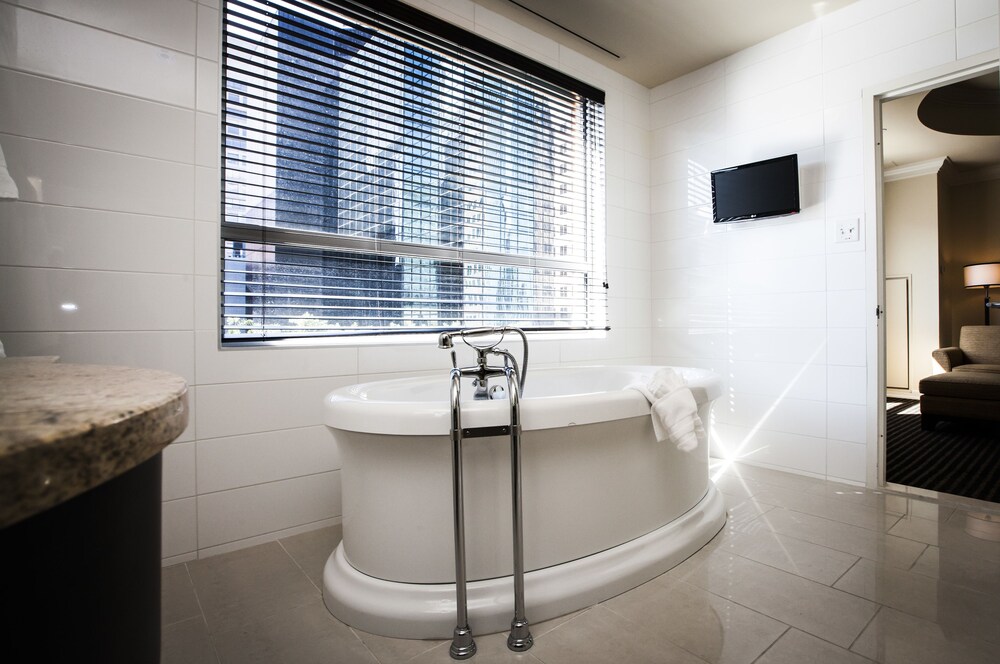 Deep Soaking Bathtub