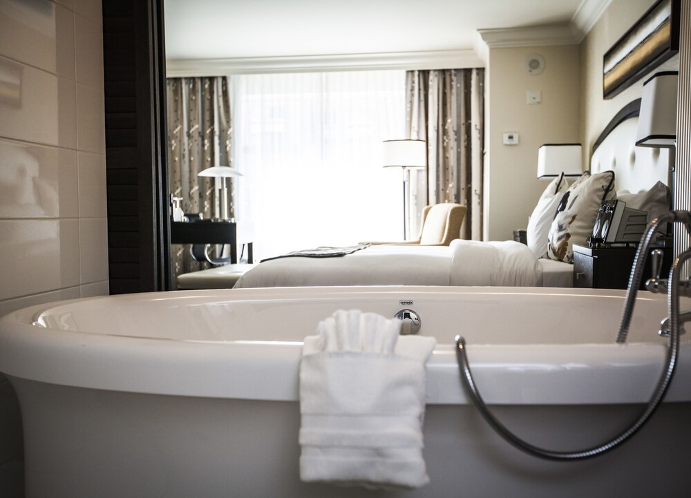Deep Soaking Bathtub