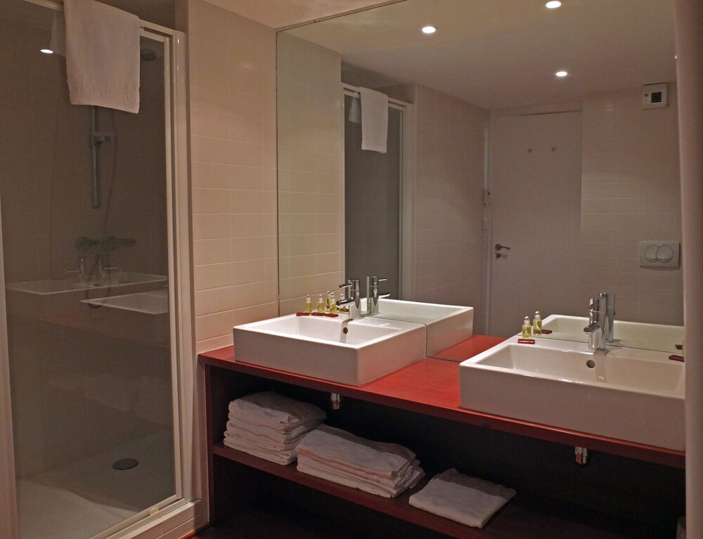 Standard Suite - Bathroom