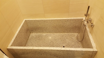 Deep Soaking Bathtub