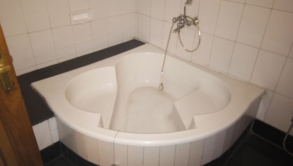 Deep Soaking Bathtub