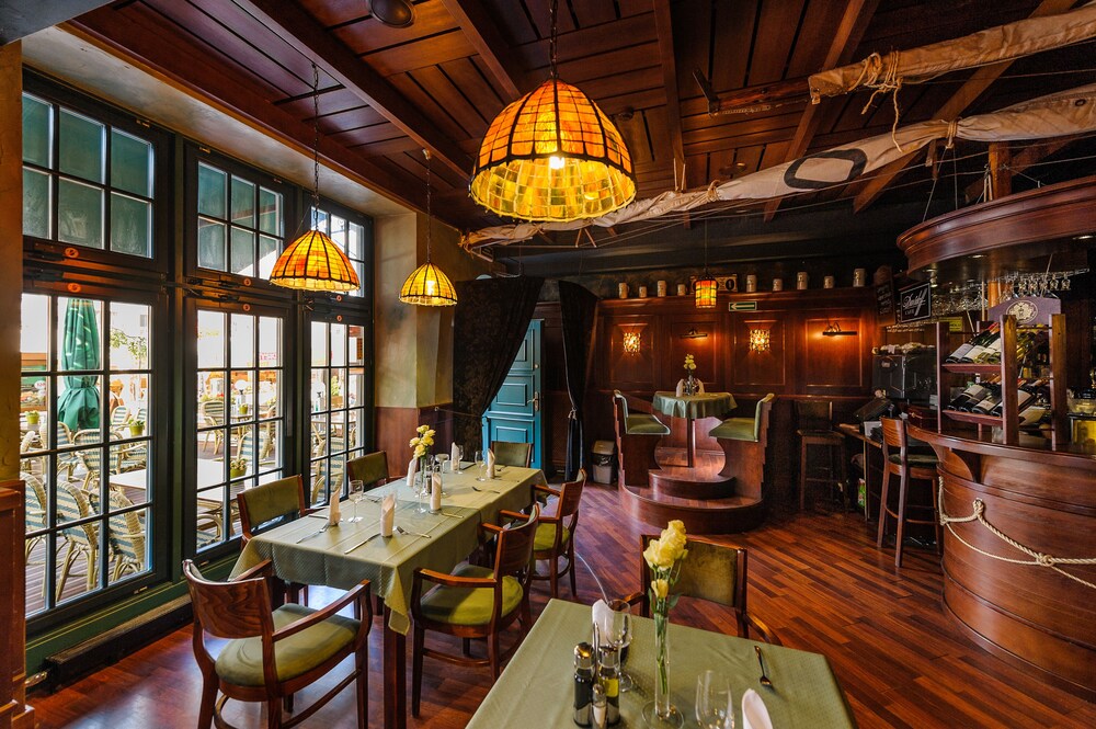 Hotel Bar