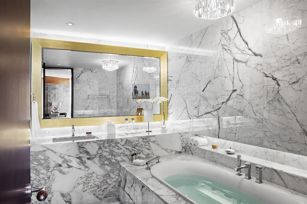 Deep Soaking Bathtub