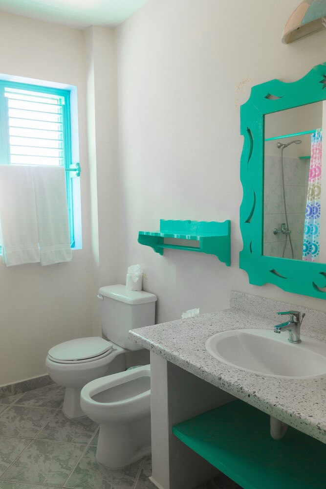 Deluxe Room, 2 Bedrooms - Bathroom