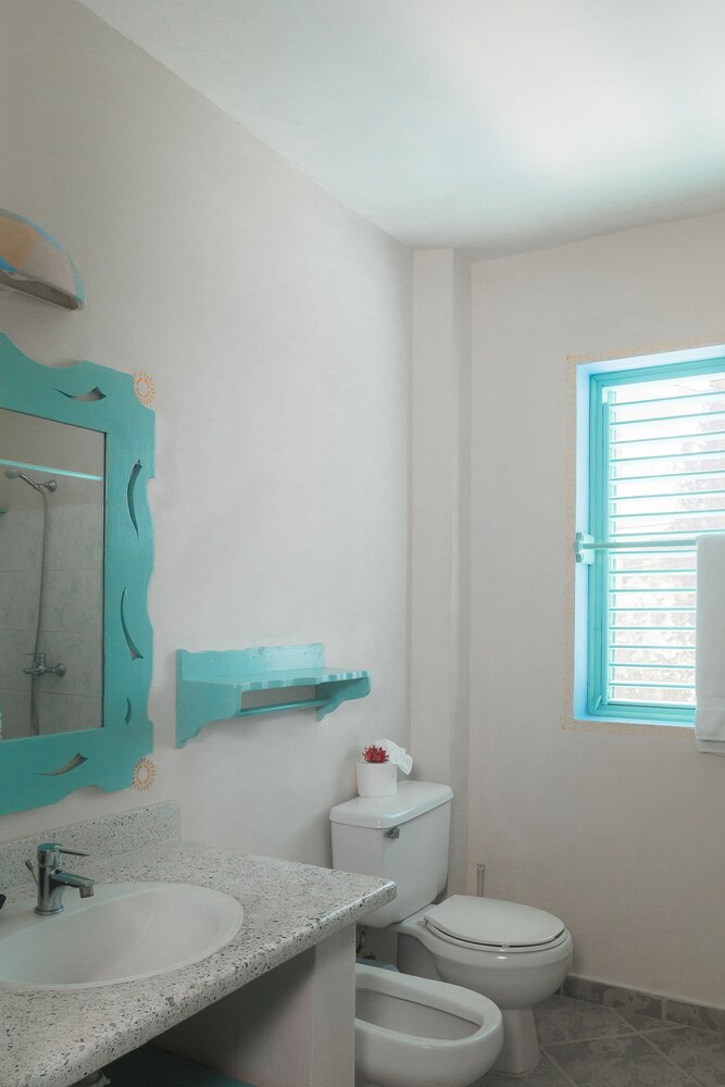 Deluxe Room, 2 Bedrooms - Bathroom