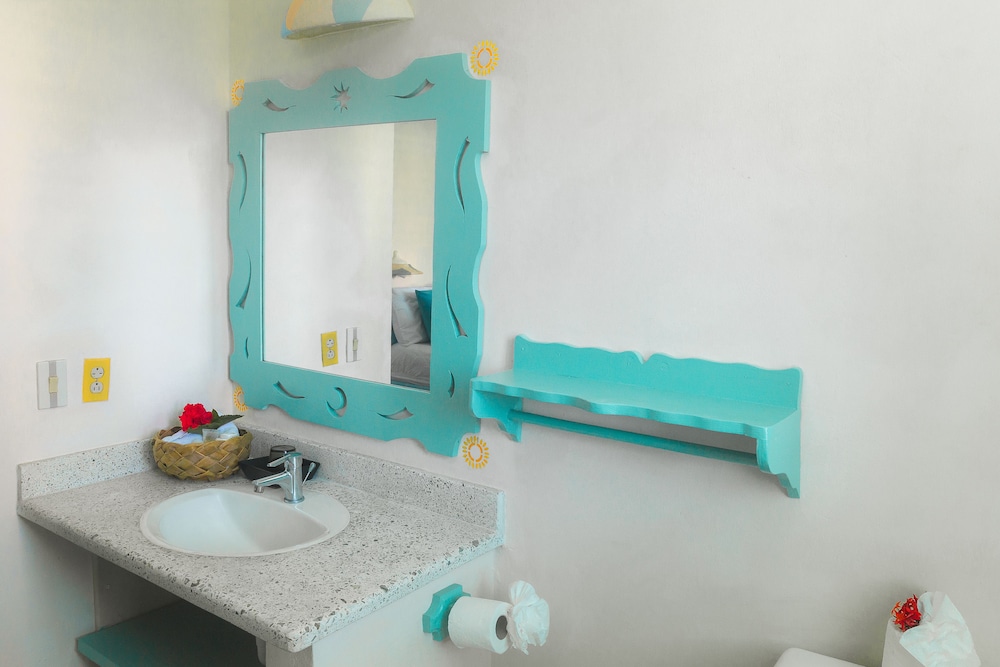 Deluxe Room, 2 Bedrooms - Bathroom
