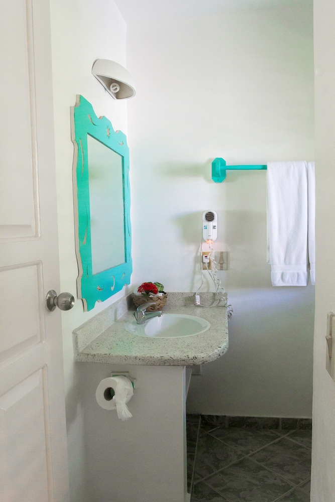 Studio, 1 Queen Bed - Bathroom