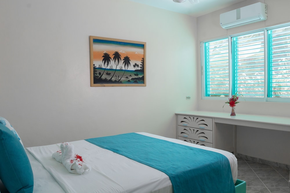 Deluxe Room, 1 Queen Bed - Guestroom