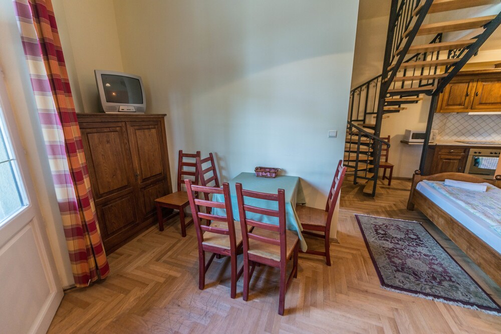 객실 내 식사 (Apartment for 6 people)