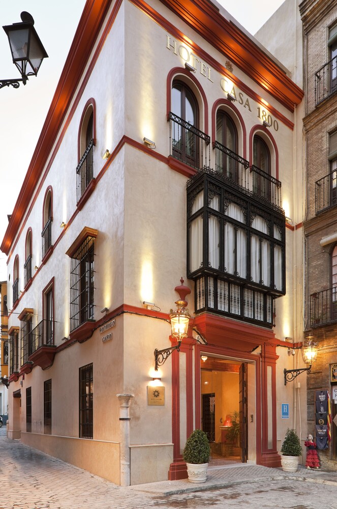 Fachada del hotel de noche