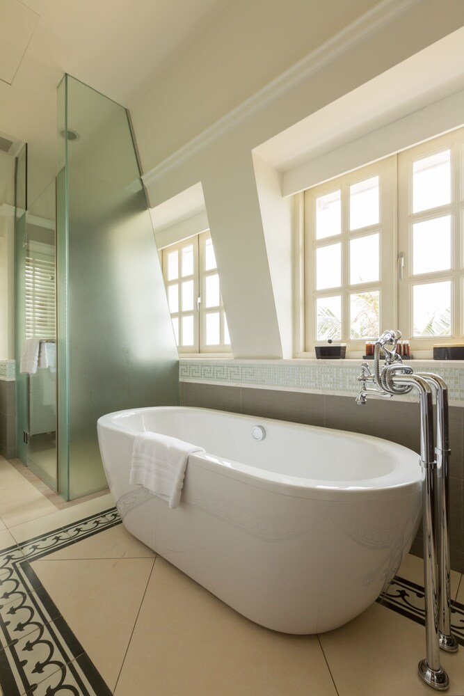 Deep Soaking Bathtub