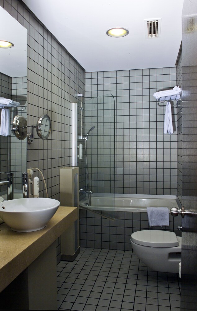 Business Room, City View - Bathroom