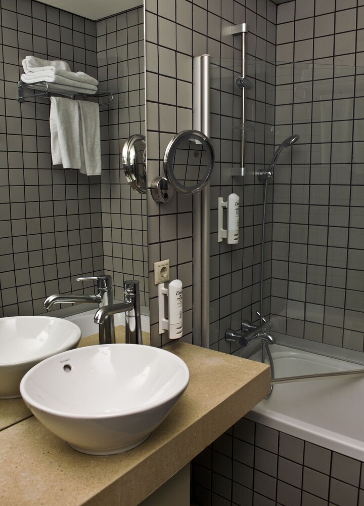 Business Room, City View - Bathroom
